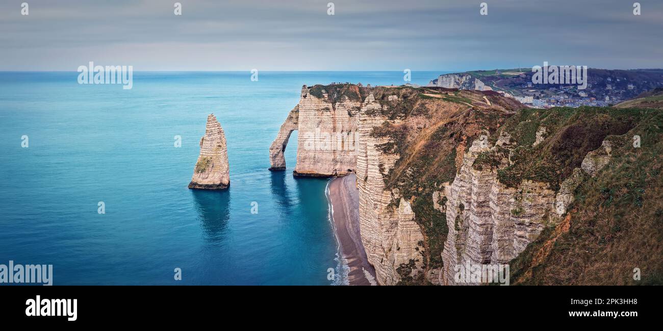 Vue panoramique sur le célèbre rocher de l'aiguille d'Etretat en Normandie, France. Falaises calcaires falaise d'aval lavée par les eaux du chenal de la Manche. Beautif Banque D'Images