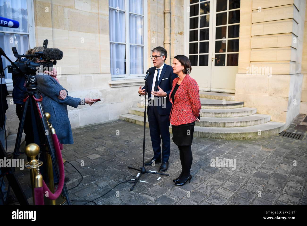 Paris, France. 04th avril 2023. Olivier FAURE, premier secrétaire du Parti socialiste (PS), et Johanna ROLLAND lors d'une rencontre avec le Premier ministre français à l'Hôtel Matignon, sur 4 avril 2023 à Paris, France. Crédit : Victor Joly/Alamy Live News Banque D'Images