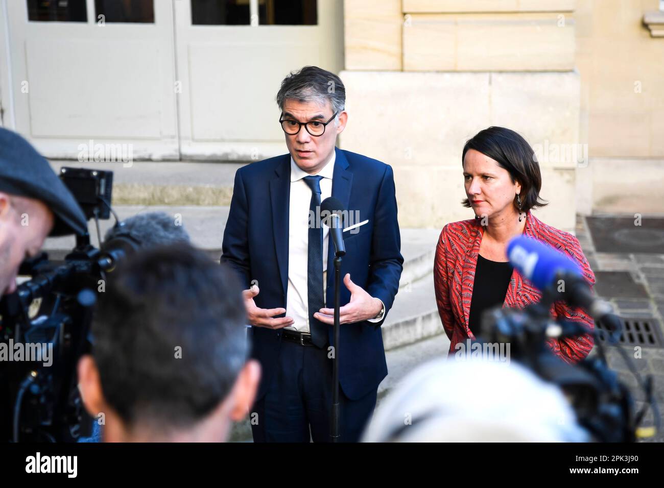 Paris, France. 04th avril 2023. Olivier FAURE, premier secrétaire du Parti socialiste (PS), et Johanna ROLLAND lors d'une rencontre avec le Premier ministre français à l'Hôtel Matignon, sur 4 avril 2023 à Paris, France. Crédit : Victor Joly/Alamy Live News Banque D'Images