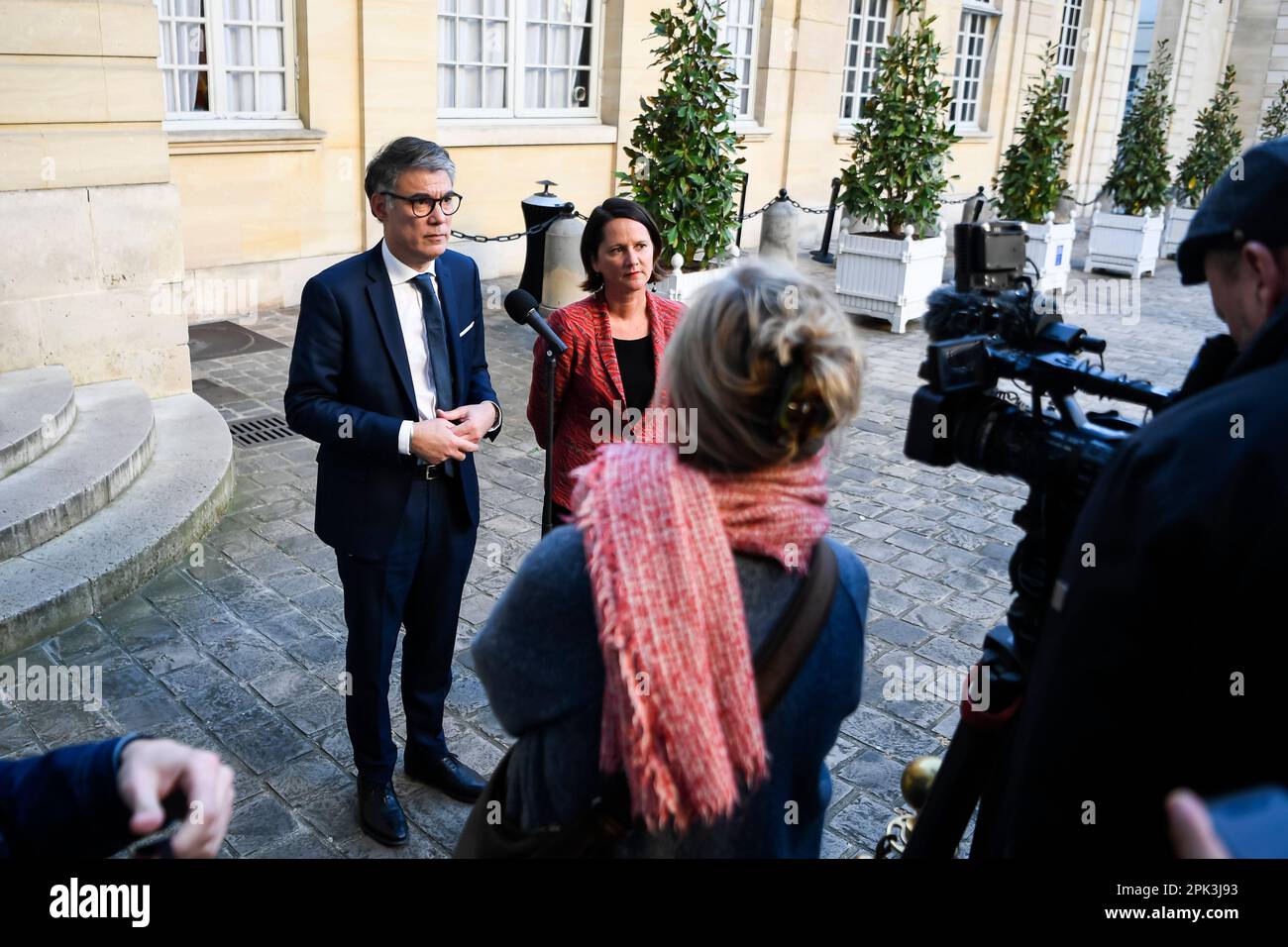 Paris, France. 04th avril 2023. Olivier FAURE, premier secrétaire du Parti socialiste (PS), et Johanna ROLLAND lors d'une rencontre avec le Premier ministre français à l'Hôtel Matignon, sur 4 avril 2023 à Paris, France. Crédit : Victor Joly/Alamy Live News Banque D'Images