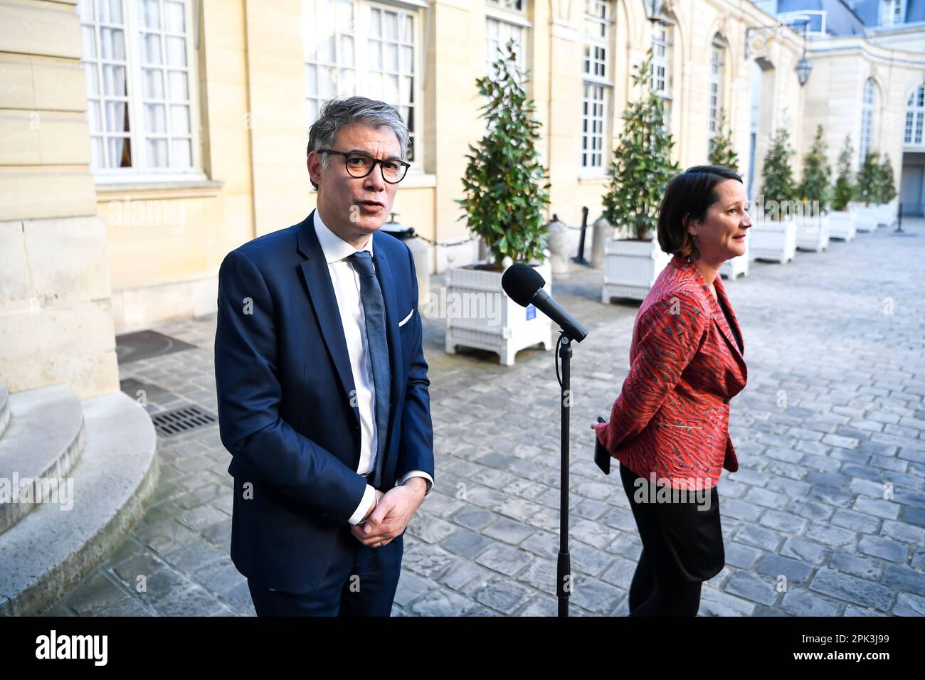 Paris, France. 04th avril 2023. Olivier FAURE, premier secrétaire du Parti socialiste (PS), et Johanna ROLLAND lors d'une rencontre avec le Premier ministre français à l'Hôtel Matignon, sur 4 avril 2023 à Paris, France. Crédit : Victor Joly/Alamy Live News Banque D'Images