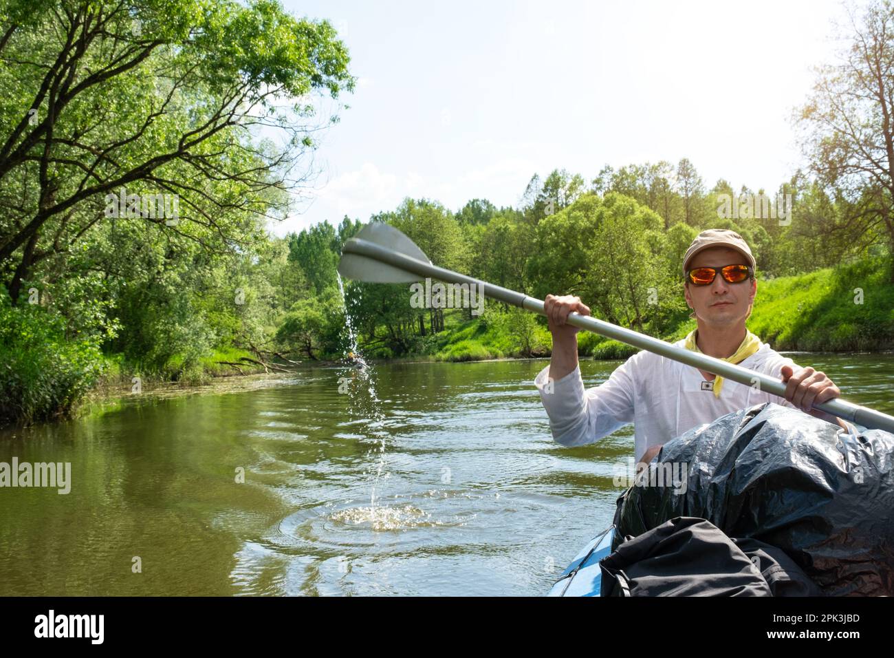 Excursion en kayak en famille. Bateau à rames père et fille sur la rivière, une randonnée dans l'eau, une aventure d'été. Tourisme écologique et extrême, actif et santé Banque D'Images