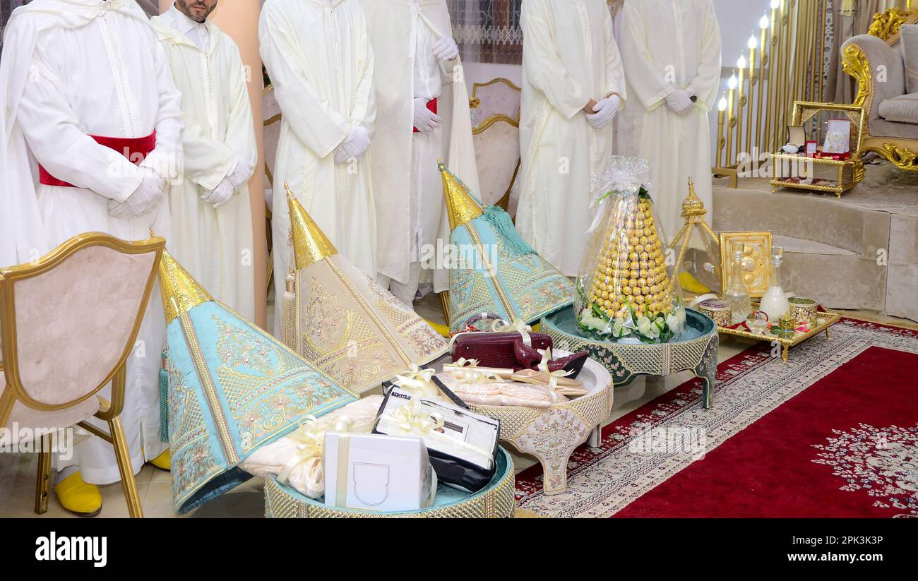 Tyafer marocain, récipients de cadeau traditionnels pour la cérémonie de mariage, décoré avec des broderies dorées ornées.henné marocain .cadeaux de mariage marocains Banque D'Images