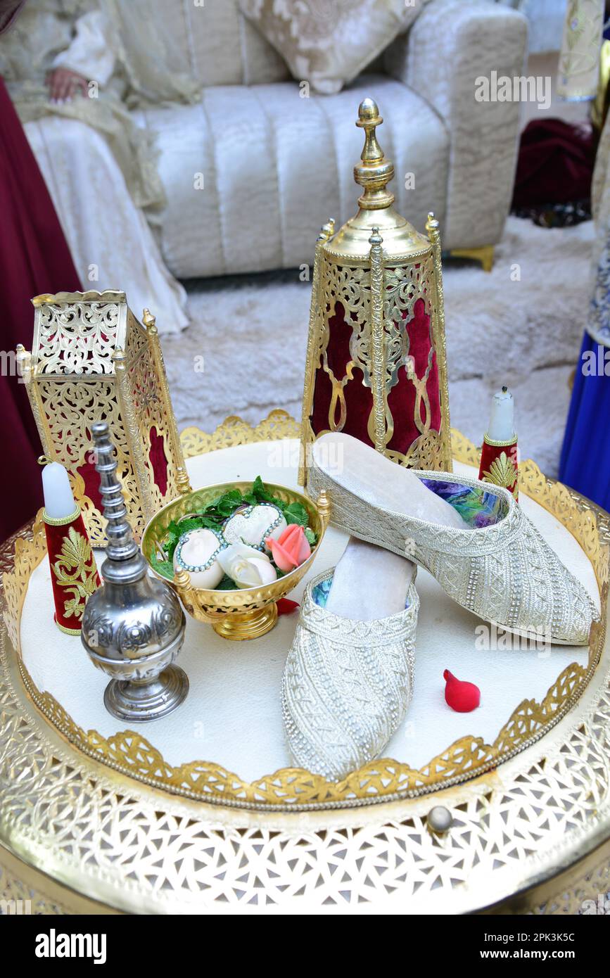 Tyafer marocain, récipients de cadeau traditionnels pour la cérémonie de mariage, décoré avec des broderies dorées ornées.henné marocain .cadeaux de mariage marocains Banque D'Images