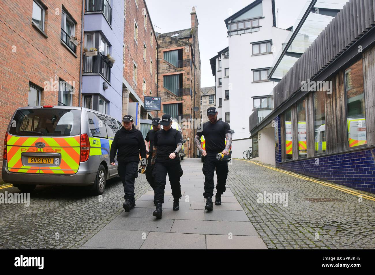 Edinburgh, Écosse, Royaume-Uni, 05 avril 2023. Activités policières à l'extérieur du siège du Parti national écossais. credit sst/alamy nouvelles en direct Banque D'Images