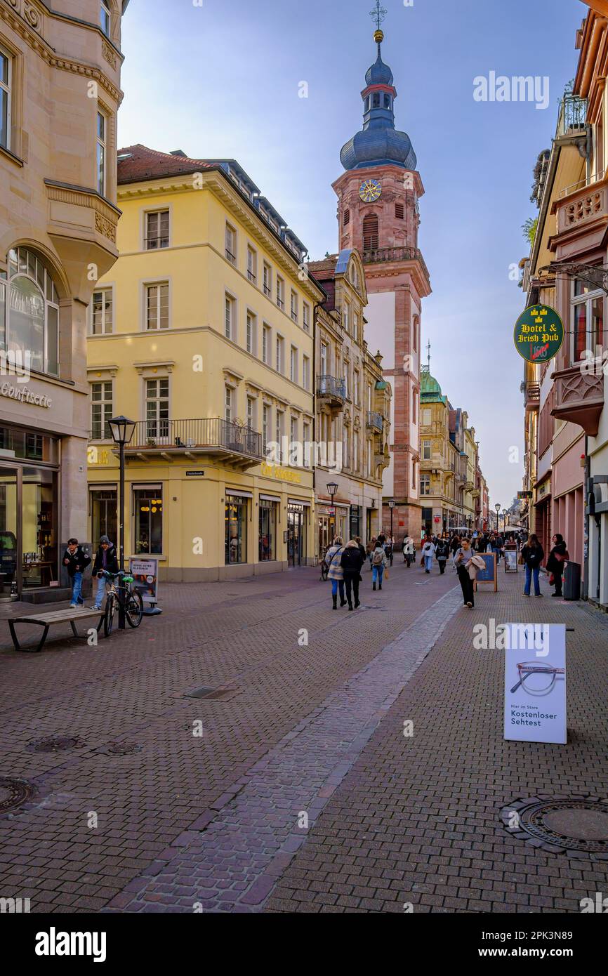 Heidelberg, Bade-Wurtemberg, Allemagne, Europe, rue animée situation sur Hauptstrasse avec vue principale sur l'église luthérienne de la Providence. Banque D'Images