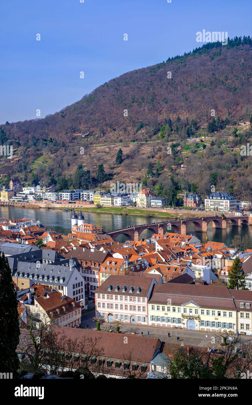 Vue panoramique depuis les ruines du château de Heidelberg sur la vieille ville historique et le fleuve Neckar, Heidelberg, Bade-Wurtemberg, Allemagne, Europe. Banque D'Images