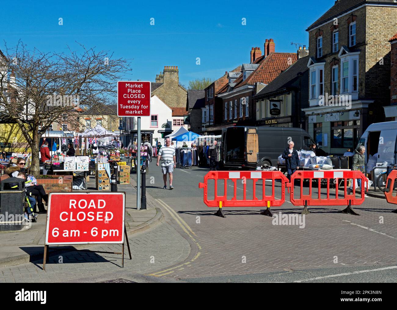 Les acheteurs le jour du marché à Pickering, dans le East Yorkshire, en Angleterre, au Royaume-Uni Banque D'Images