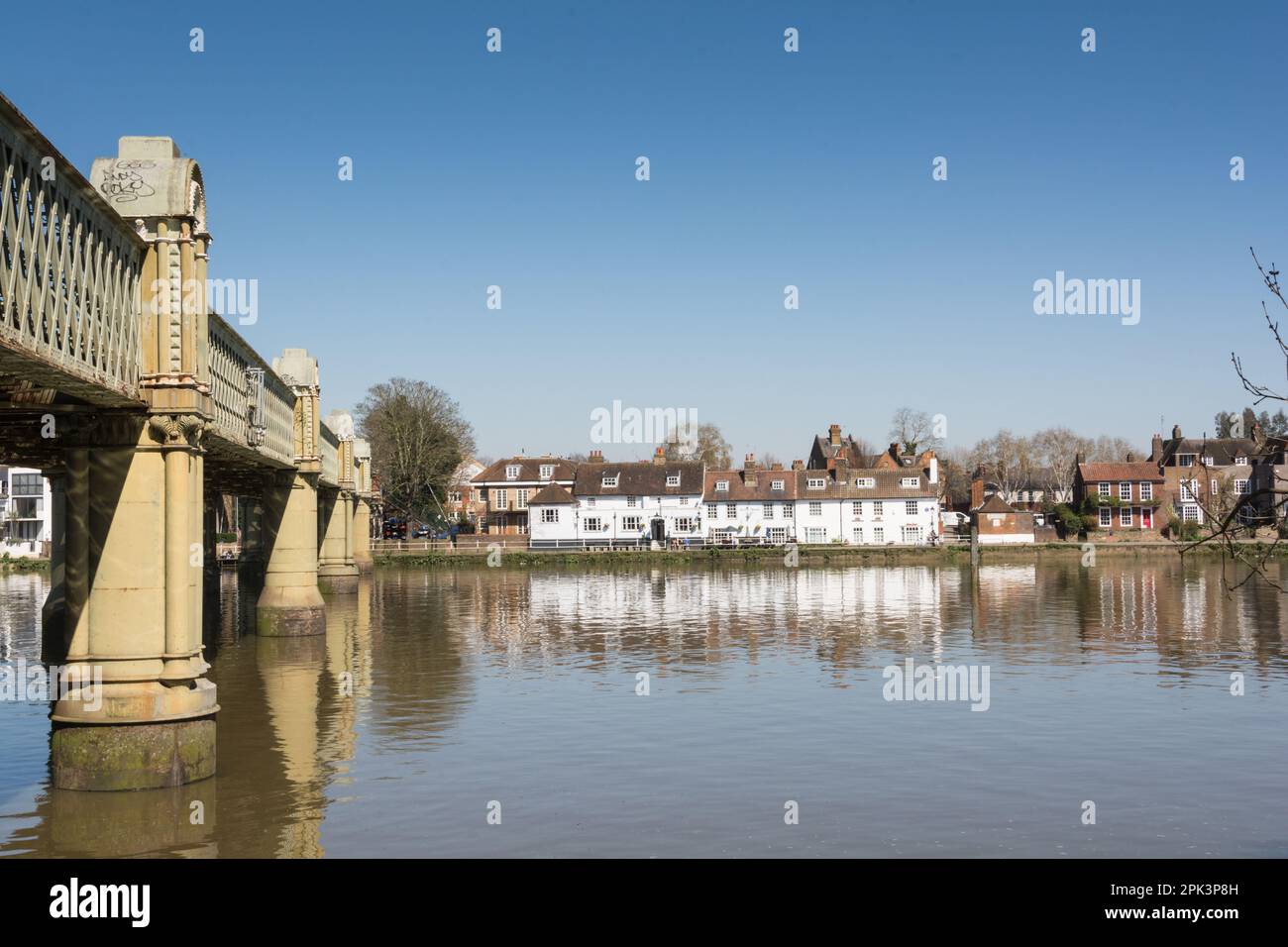 La maison publique de Bull Head et le pont ferroviaire Kew de W. R. Galbraith enjambant la Tamise à Strand-on-the-Green, Chiswick, Londres Banque D'Images