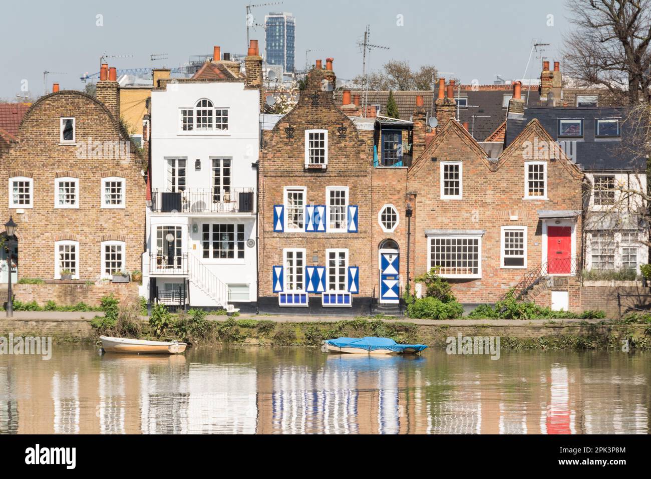 Réflexions sur une Tamise placide et la Maison hollandaise bleue et blanche à Strand-on-the-Green, Chiswick, Londres, Angleterre, Royaume-Uni Banque D'Images