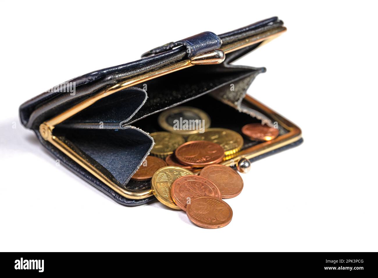 Porte-monnaie avec pièces en euros sur fond blanc Banque D'Images