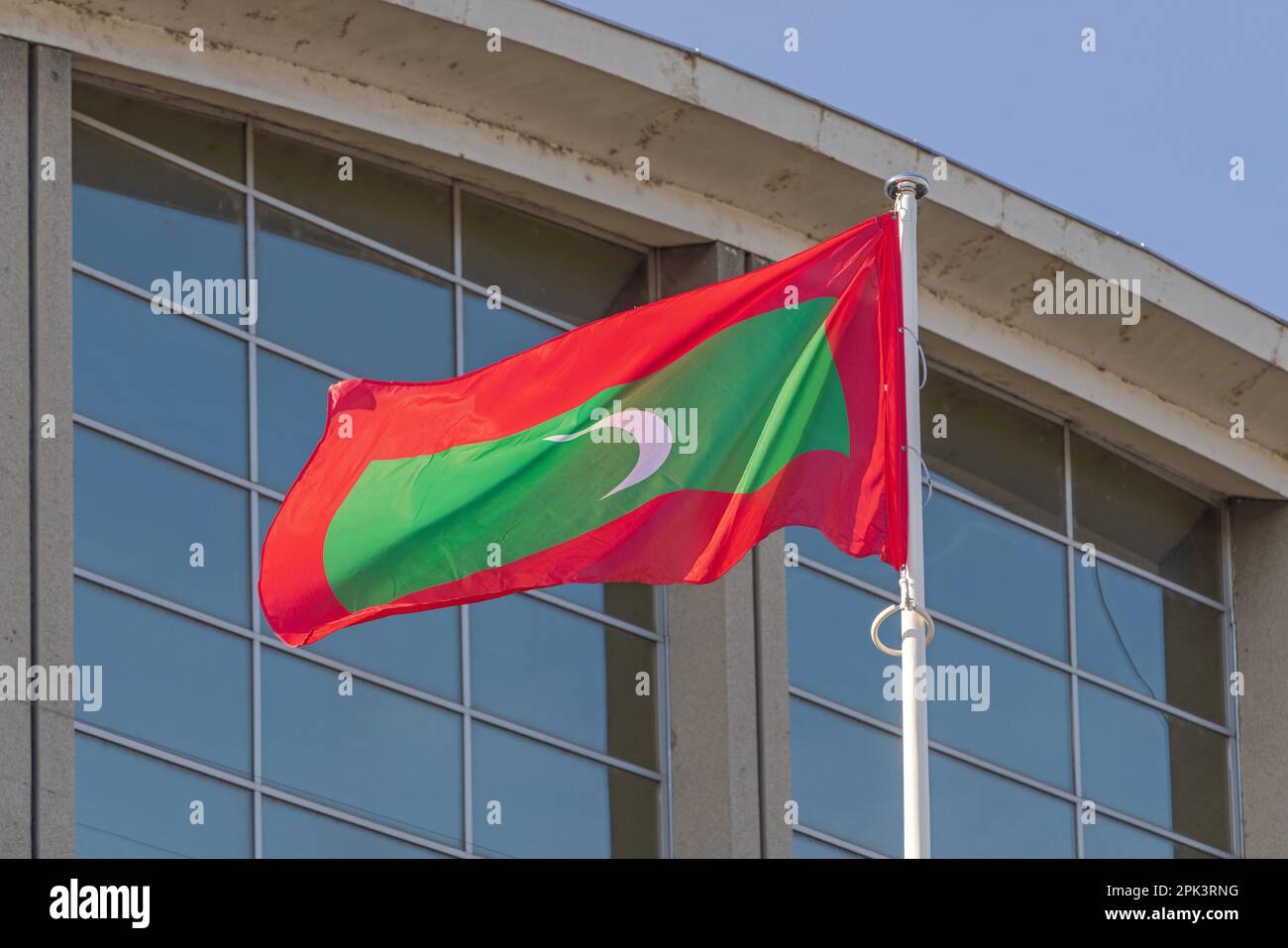 Drapeau de la République des Maldives devant le bâtiment de verre Banque D'Images
