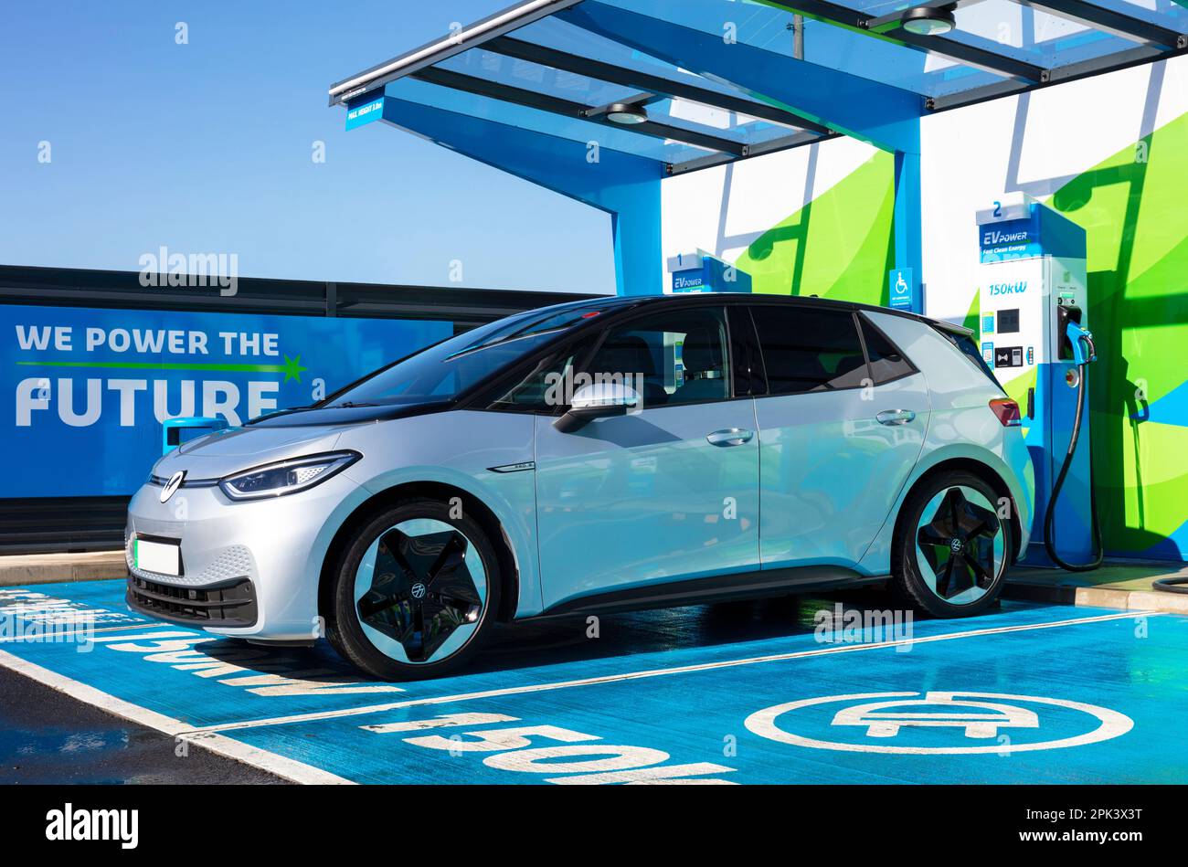 Voiture électrique Royaume-Uni - recharge de voiture électrique à un chargeur de voiture électrique public dans une station de charge de MFG EV Power au Royaume-Uni Banque D'Images