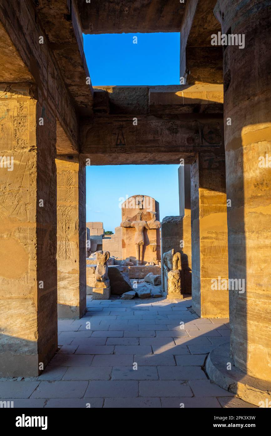 Statue au temple de Karnak, Louxor, Égypte, Afrique du Nord-est Banque D'Images