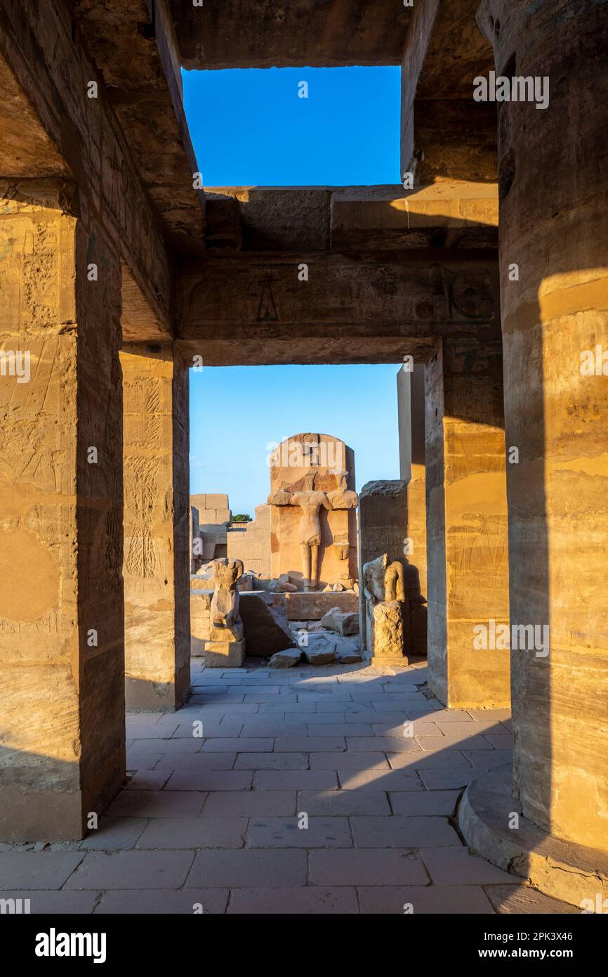 Statue au temple de Karnak, Louxor, Égypte, Afrique du Nord-est Banque D'Images