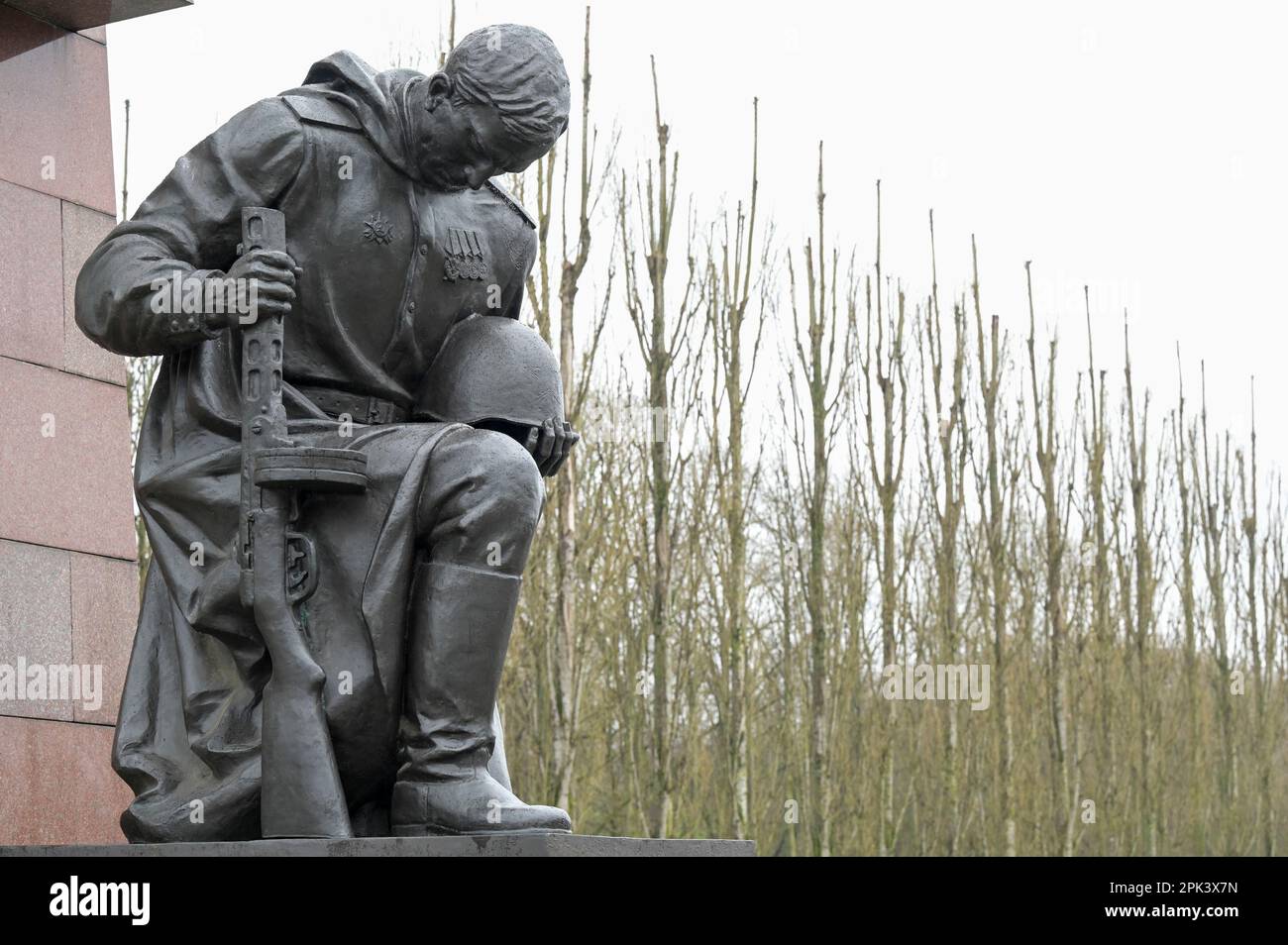 ALLEMAGNE, ancien Berlin-est, Treptow, mémorial soviétique de la seconde guerre mondiale et cimetière des soldats avec 7000 tombes de soldats russes de l'Armée rouge dans le parc de Treptower, construit 1946-49, soldat agenouillé avec arme à feu et statue de casque, culte de héros Banque D'Images