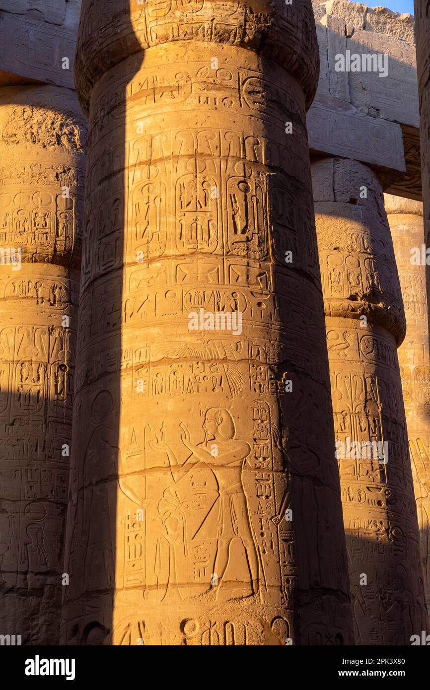 Piliers de la Grande salle Hypostyle au temple Karnak, Louxor, Égypte, Afrique du Nord-est Banque D'Images