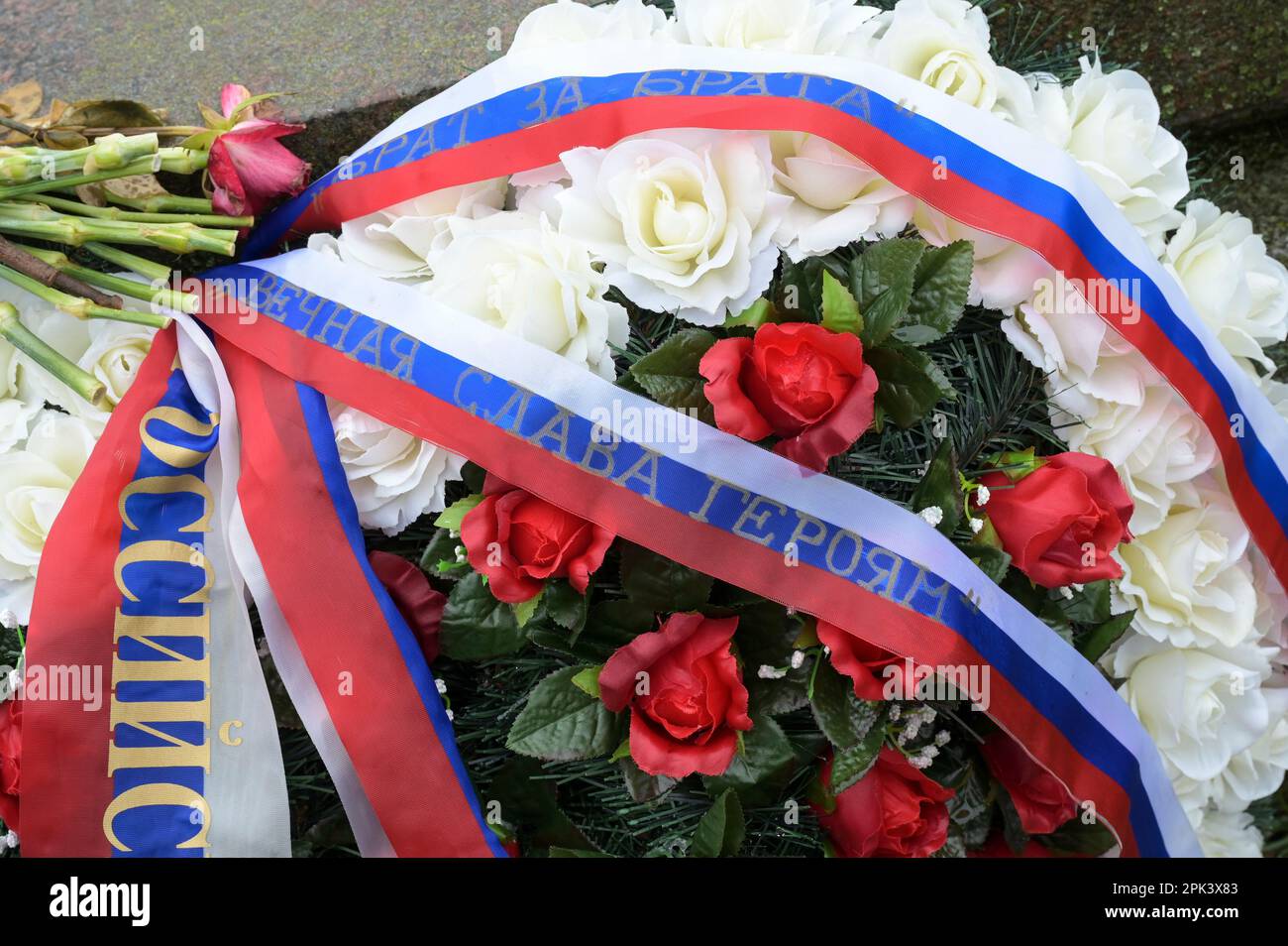 ALLEMAGNE, ancien Berlin-est, Treptow, mémorial soviétique de la seconde Guerre mondiale et cimetière des soldats avec 7000 tombes de soldats russes de l'Armée rouge dans le parc de Treptower, construit 1946-49, couronne de coeur de fleur avec drapeau russe, culte de héros par la Russie Banque D'Images