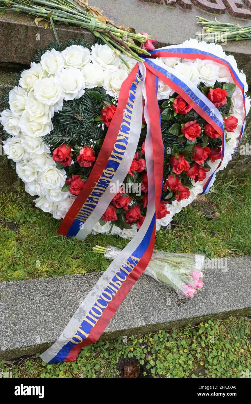 ALLEMAGNE, ancien Berlin-est, Treptow, mémorial soviétique de la seconde Guerre mondiale et cimetière des soldats avec 7000 tombes de soldats russes de l'Armée rouge dans le parc de Treptower, construit 1946-49, couronne de coeur de fleur avec drapeau russe, culte de héros par la Russie Banque D'Images