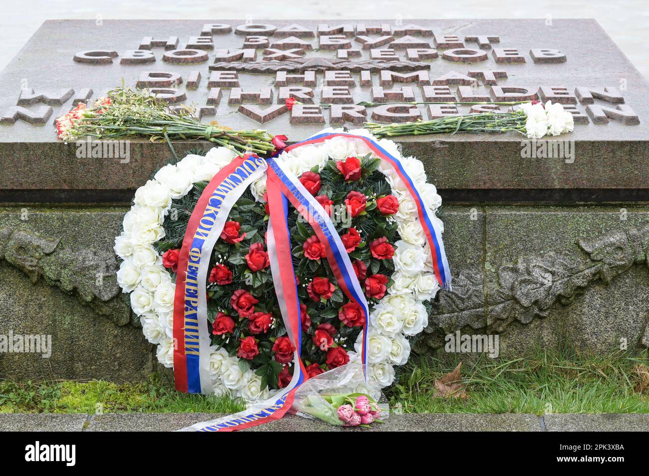 ALLEMAGNE, ancien Berlin-est, Treptow, mémorial soviétique de la seconde Guerre mondiale et cimetière des soldats avec 7000 tombes de soldats russes de l'Armée rouge dans le parc de Treptower, construit 1946-49, couronne de coeur de fleur avec drapeau russe, culte de héros par la Russie Banque D'Images