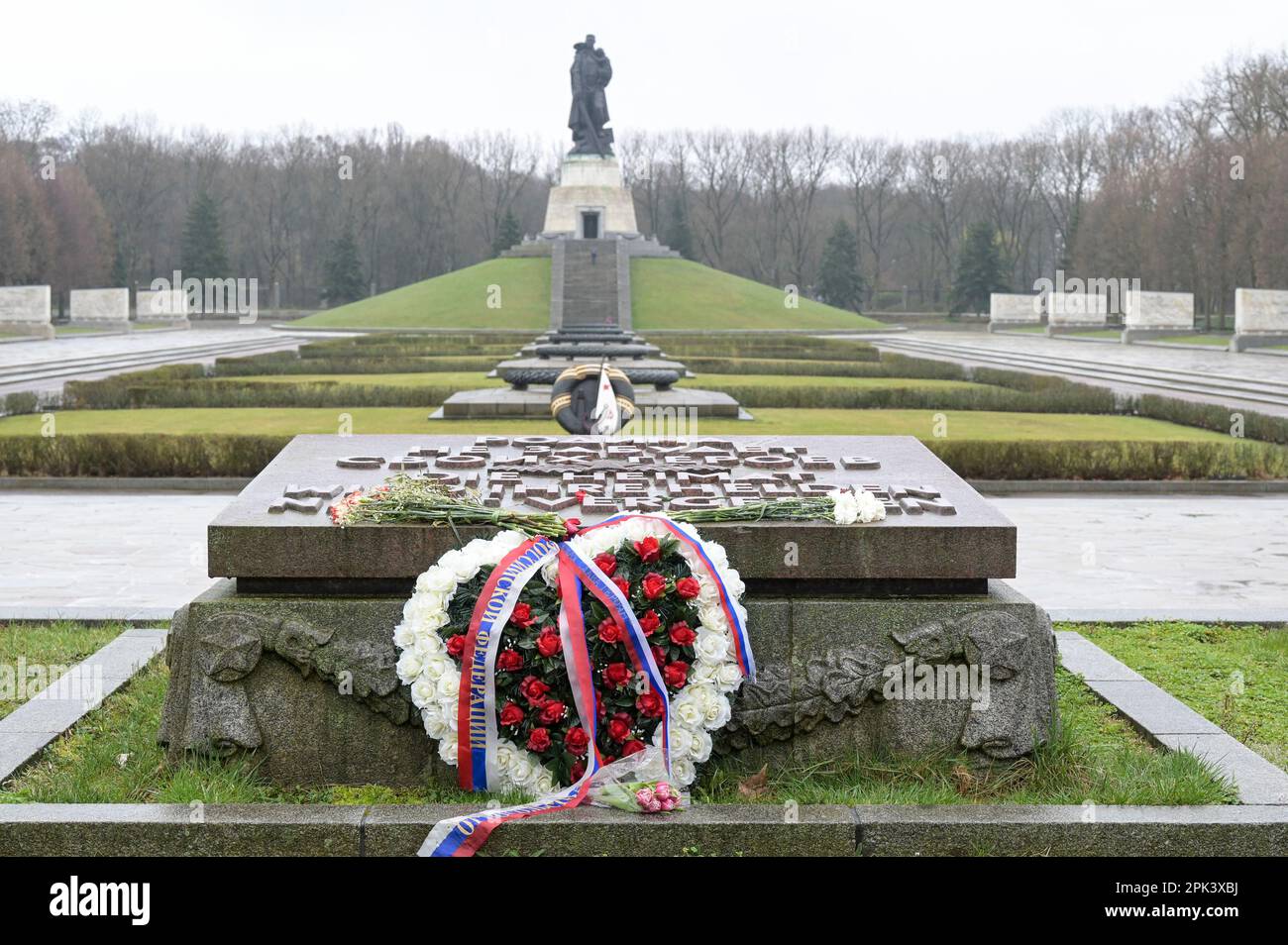 ALLEMAGNE, ancien Berlin-est, Treptow, mémorial de la Seconde guerre mondiale soviétique et cimetière militaire avec 7000 tombes dans le parc de Treptower, construit 1946-49, germe de coeur de fleur avec drapeau russe / DEUTSCHLAND, Berlin, parc de Treptower, sowjetiches Ehrenmal und Soldatenfriedhof der Rote Armee Zweim Weltkrieg, blumenkrange ruskmit flagsmit Banque D'Images