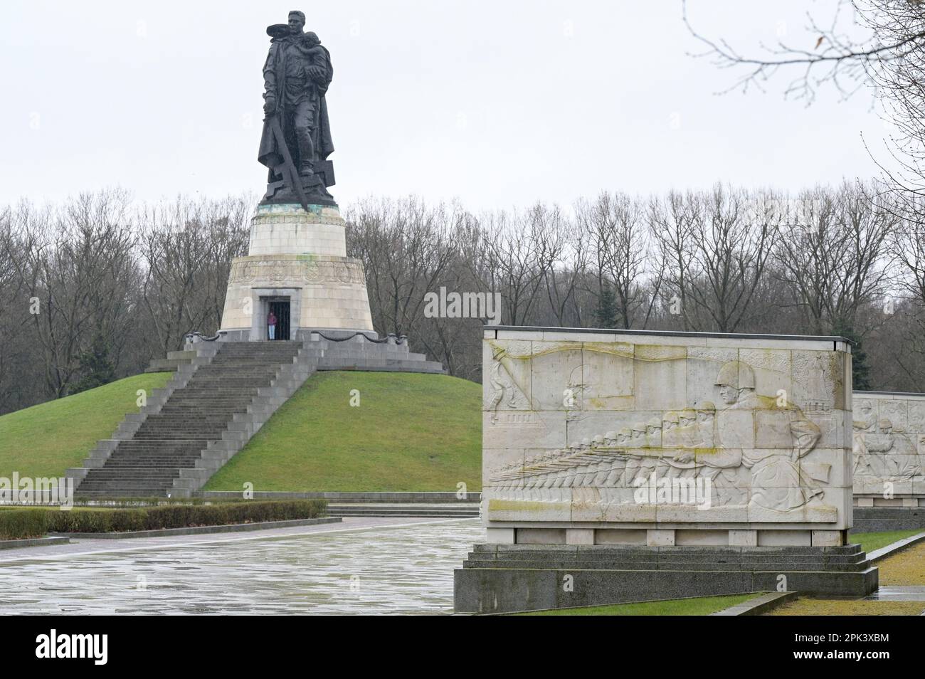 ALLEMAGNE, ancien Berlin-est, Treptow, mémorial de la Seconde guerre mondiale soviétique et cimetière militaire avec 7000 tombes dans le parc de Treptower, construit 1946-49, sculpture de soldat avec enfant et épée détruisant la swastika nazie / DEUTSCHLAND, Berlin, Parc de Treptower, sowjetissches Ehrenmal und Soldatenfriedhof der Rote Armee im Weltkrieg, Handel mit Kärnten und Vertrieb von Währzeugen Banque D'Images