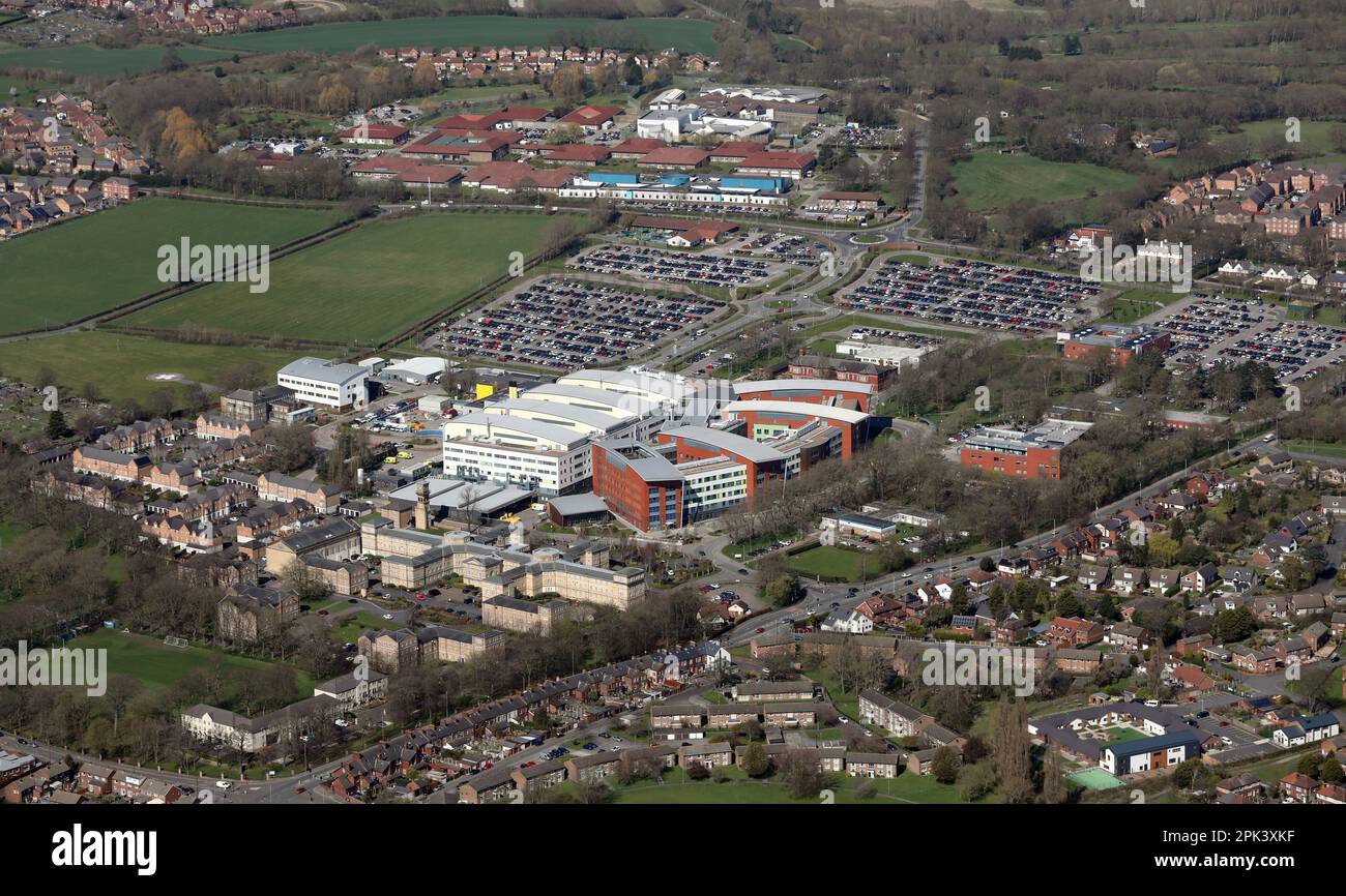 Vue aérienne de l'hôpital de Pinderfields avec l'hôpital Newton Lodge Fieldhead à l'arrière-plan lointain, wakefield, West Yorkshire Banque D'Images