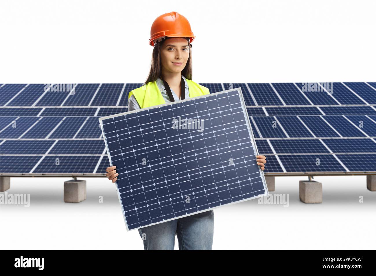 Jeune femme ingénieur tenant un panneau photovoltaïque dans une ferme solaire isolée sur fond blanc Banque D'Images