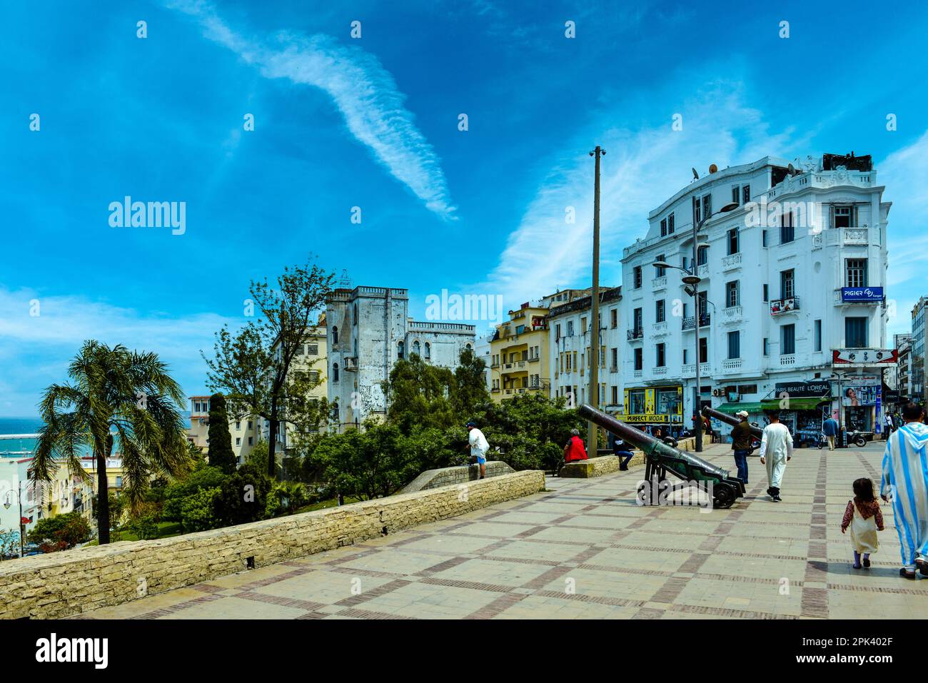 TANGER, MAROC - MAI 15,2021 terrasse des Parresseux avec un ensemble de visages de canons anciens Banque D'Images