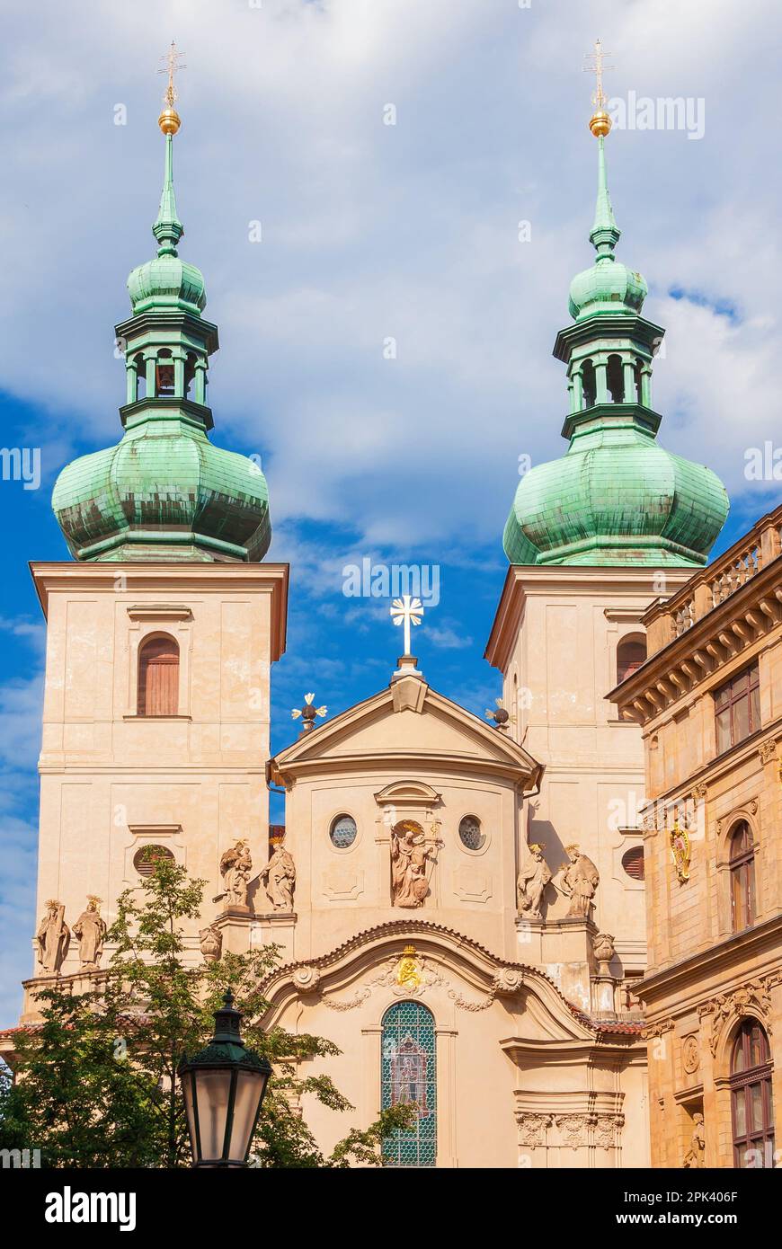 Art baroque et architecture à Prague. Église Saint-Havel du 18th siècle avec deux clochers à dôme d'oignon Banque D'Images