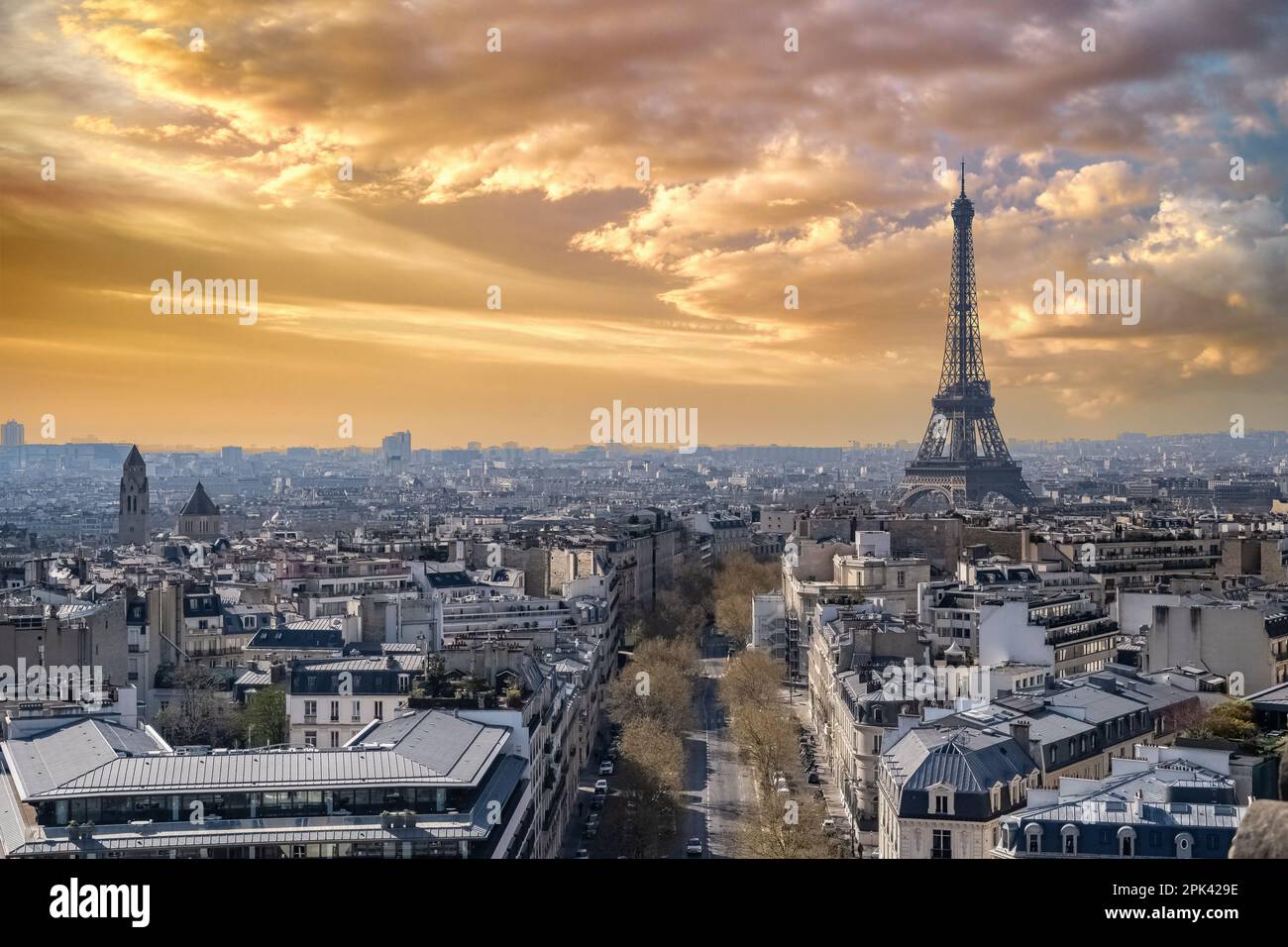 Paris, magnifiques façades et toits Haussmann dans un quartier luxueux de la capitale, vue de l'arche du triomphe, avec la Tour Eiffel Banque D'Images