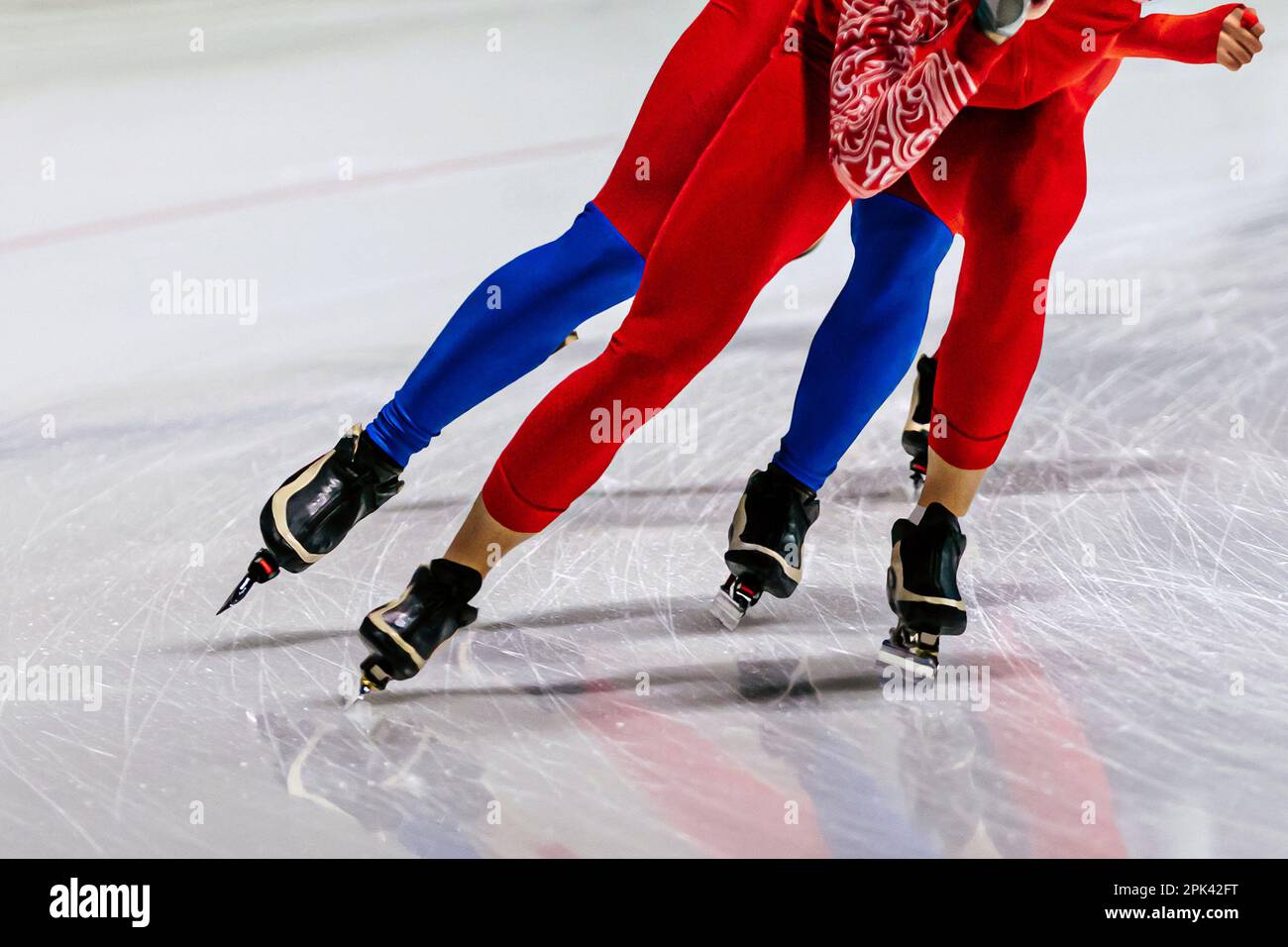 les patineurs masculins de jambes font une compétition de patinage de vitesse d'échauffement, des jeux de sports d'hiver Banque D'Images
