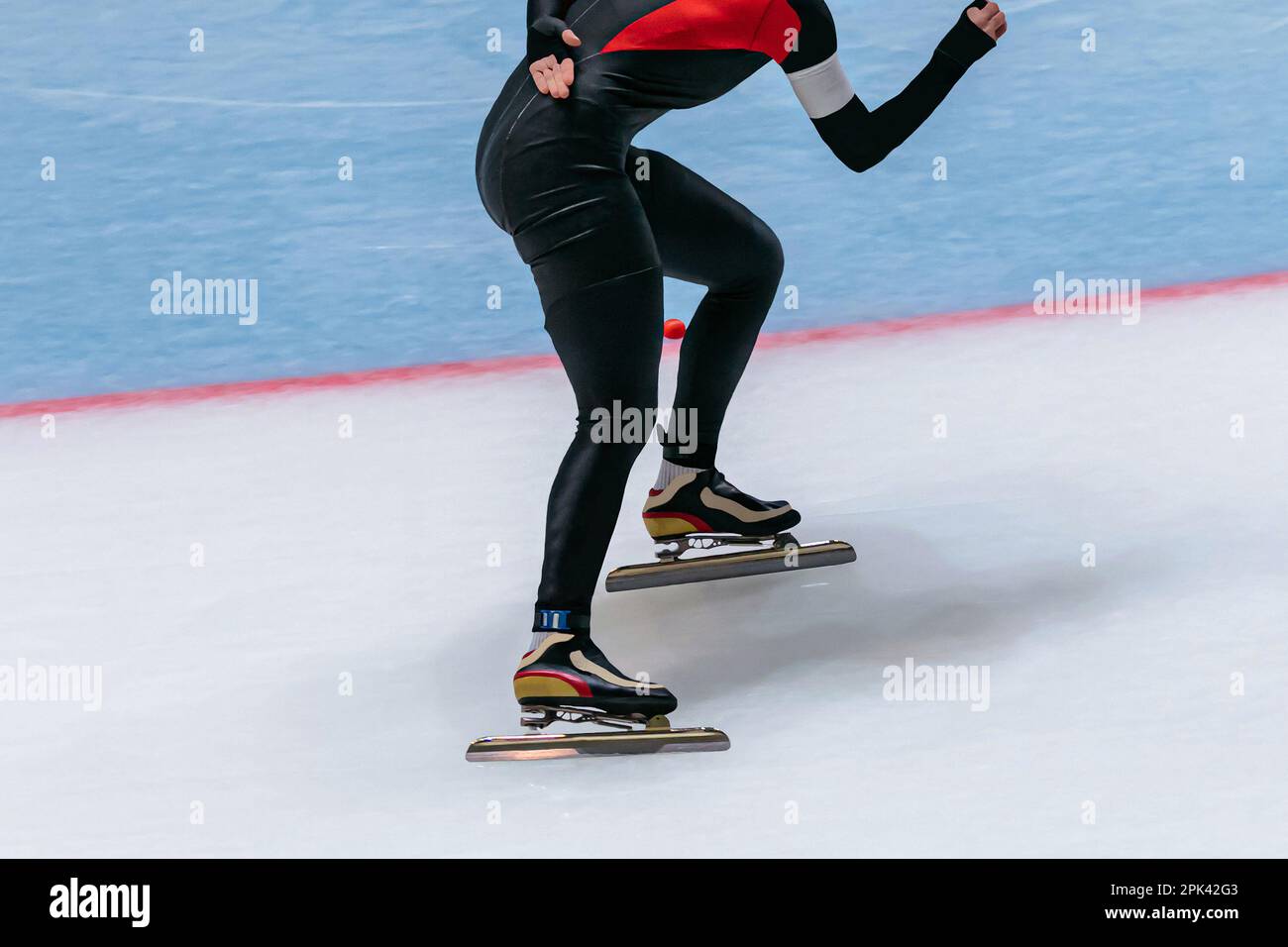 les patineuses font tourner la patinoire dans la compétition de patinage de vitesse, les jeux de sports d'hiver Banque D'Images