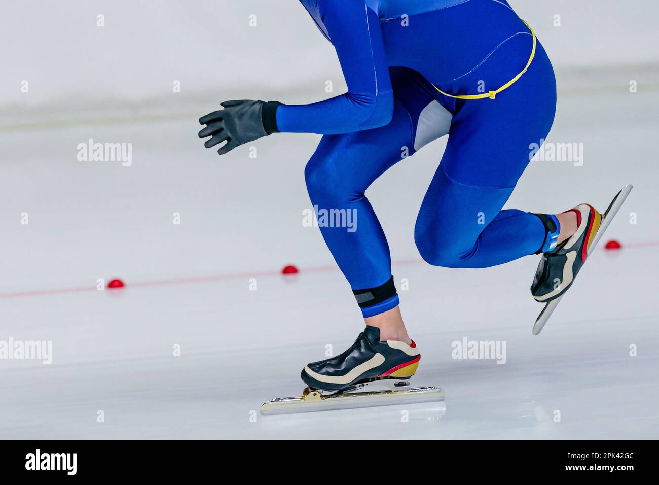 les patineurs masculins en gros plan font une course de sprint en compétition de patinage de vitesse et en sports d'hiver Banque D'Images
