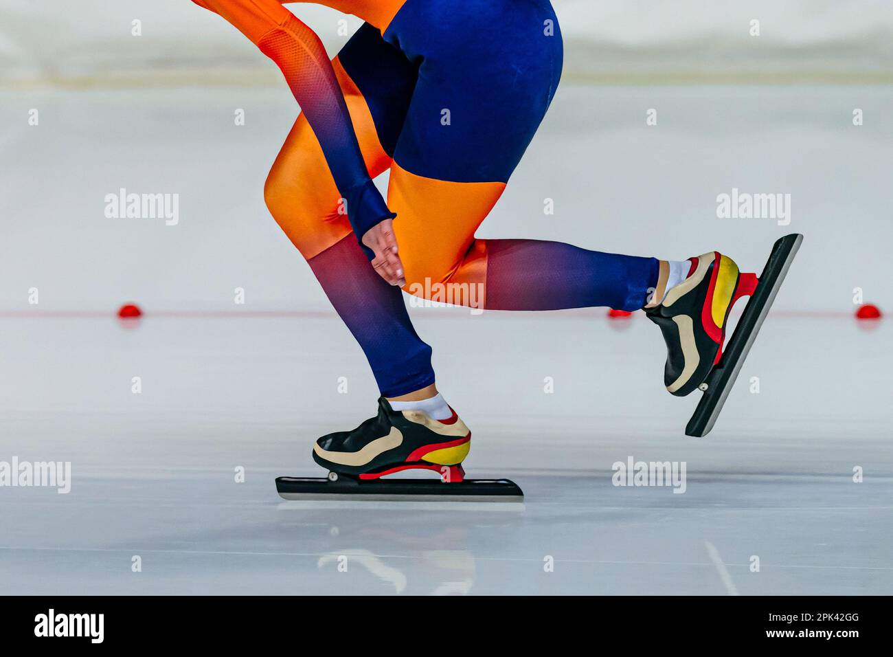 les patineurs féminins en gros plan en costume de peau brillante courent dans la compétition de patinage de vitesse, les jeux de sports d'hiver Banque D'Images