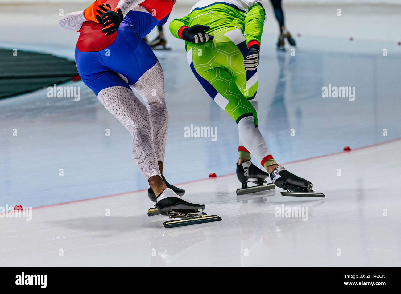 dos deux patineurs mâles courent ensemble de la course de patinage de vitesse d'échauffement, des jeux de sports d'hiver Banque D'Images