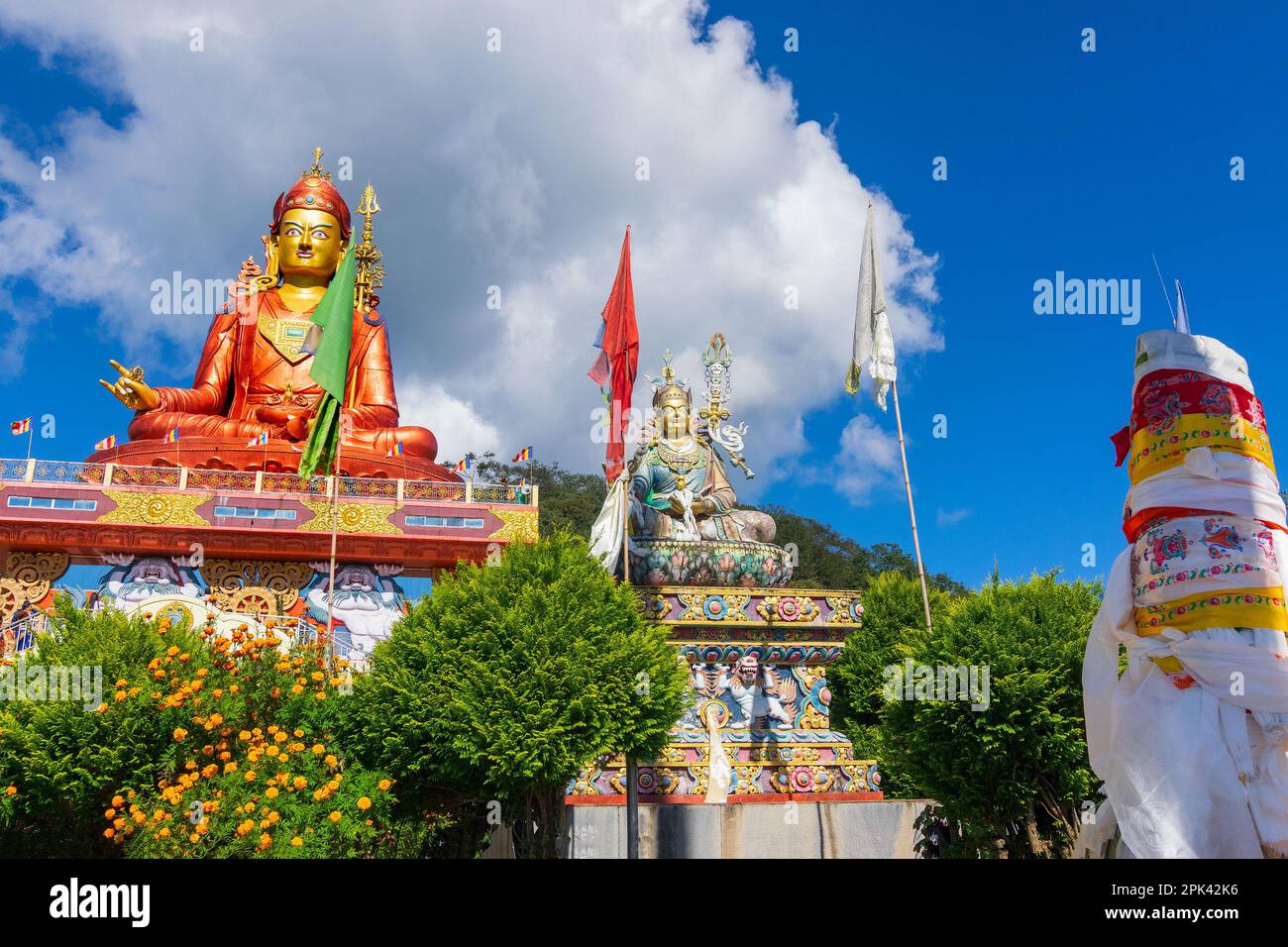 Vue panoramique de la statue sainte de Guru Padmasambhava ou née d'un lotus, Guru Rinpoché, ciel bleu et nuages blancs, Samdruptse, Sikkim, Inde. Banque D'Images