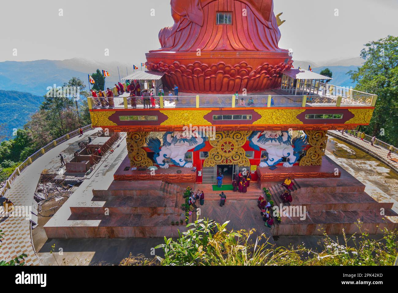 Vue arrière de la statue sainte de Guru Padmasambhava ou né d'un lotus, Guru Rinpoché, était un maître bouddhiste indien tantrique Vajra. Sikkim, Inde. Banque D'Images