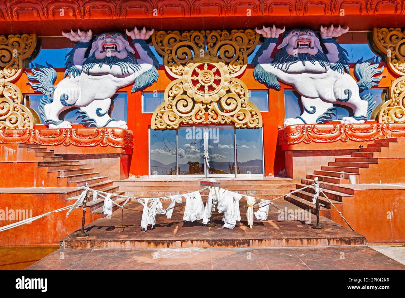 Reflet du ciel bleu, des nuages blancs et des montagnes de l'Himalaya sur des fenêtres en verre, architecture de base de la statue sainte de Guru Padmasambhava. , Samdruptse. Banque D'Images