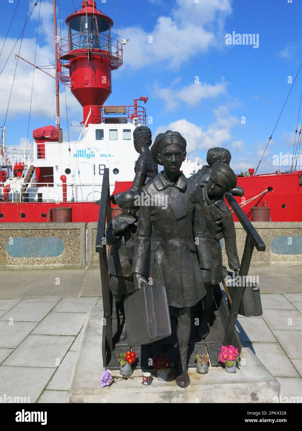 'Safe Haven', une sculpture de Ian Wolter commandée par le Harwich Kindertransport Trust et placée sur le quai de Ha'penny Pier. Banque D'Images