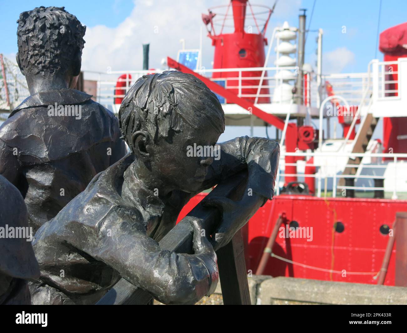 'Safe Haven', une sculpture de Ian Wolter commandée par le Harwich Kindertransport Trust et placée sur le quai de Ha'penny Pier. Banque D'Images