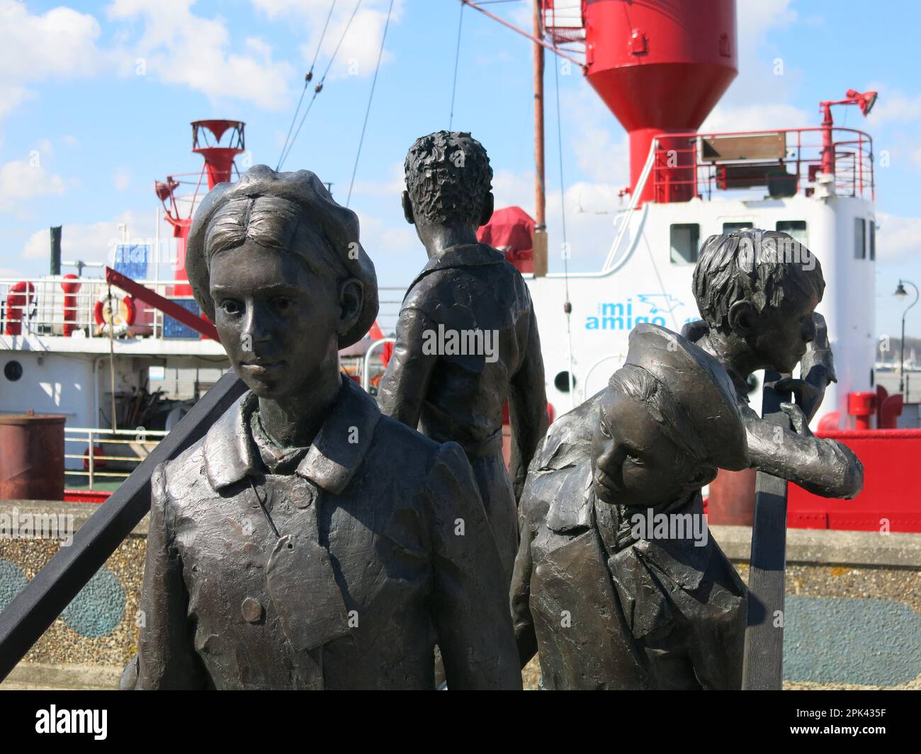 'Safe Haven', une sculpture de Ian Wolter commandée par le Harwich Kindertransport Trust et placée sur le quai de Ha'penny Pier. Banque D'Images