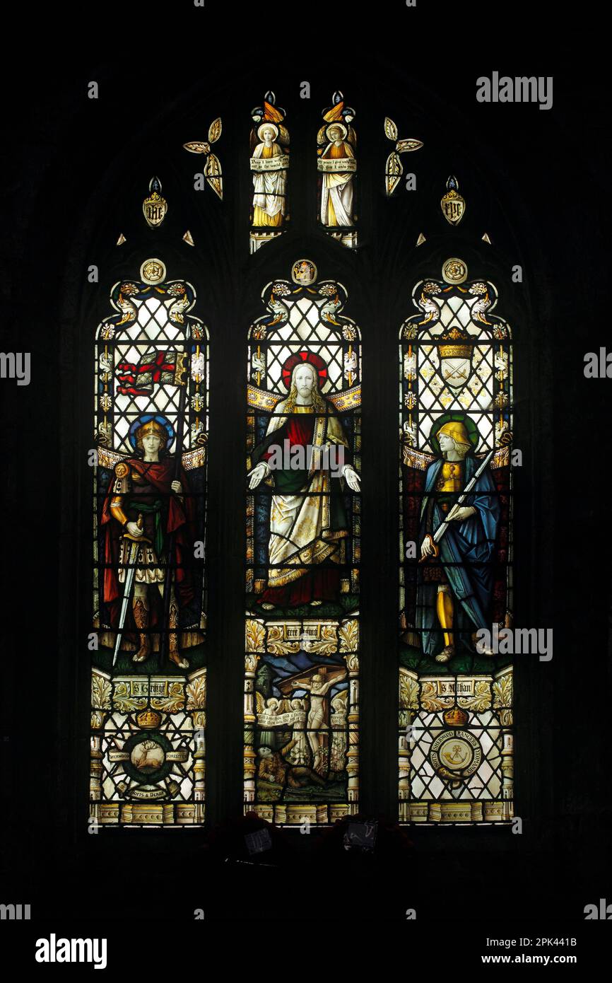 La fenêtre du Mémorial au Sherwood Foresters Notts and Derby Regiment, montrant un soldat blessé atteignant Jésus sur la croix pour le salut. Sainte-Marie Banque D'Images