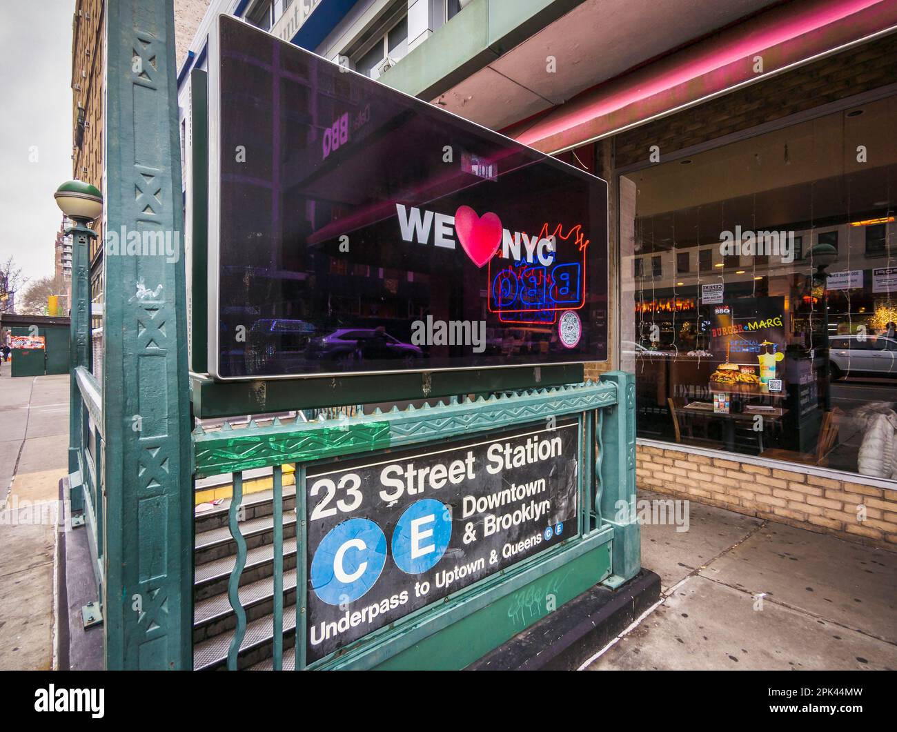 La nouvelle campagne publicitaire « We (Heart) NYC » est vue sur un kiosque d'entrée du métro jeudi, 23 mars 2023. Le logo de la campagne est gravé sur la marque originale « I (Heart) NY » conçue par Milton Glaser.(© Richard B. Levine) Banque D'Images