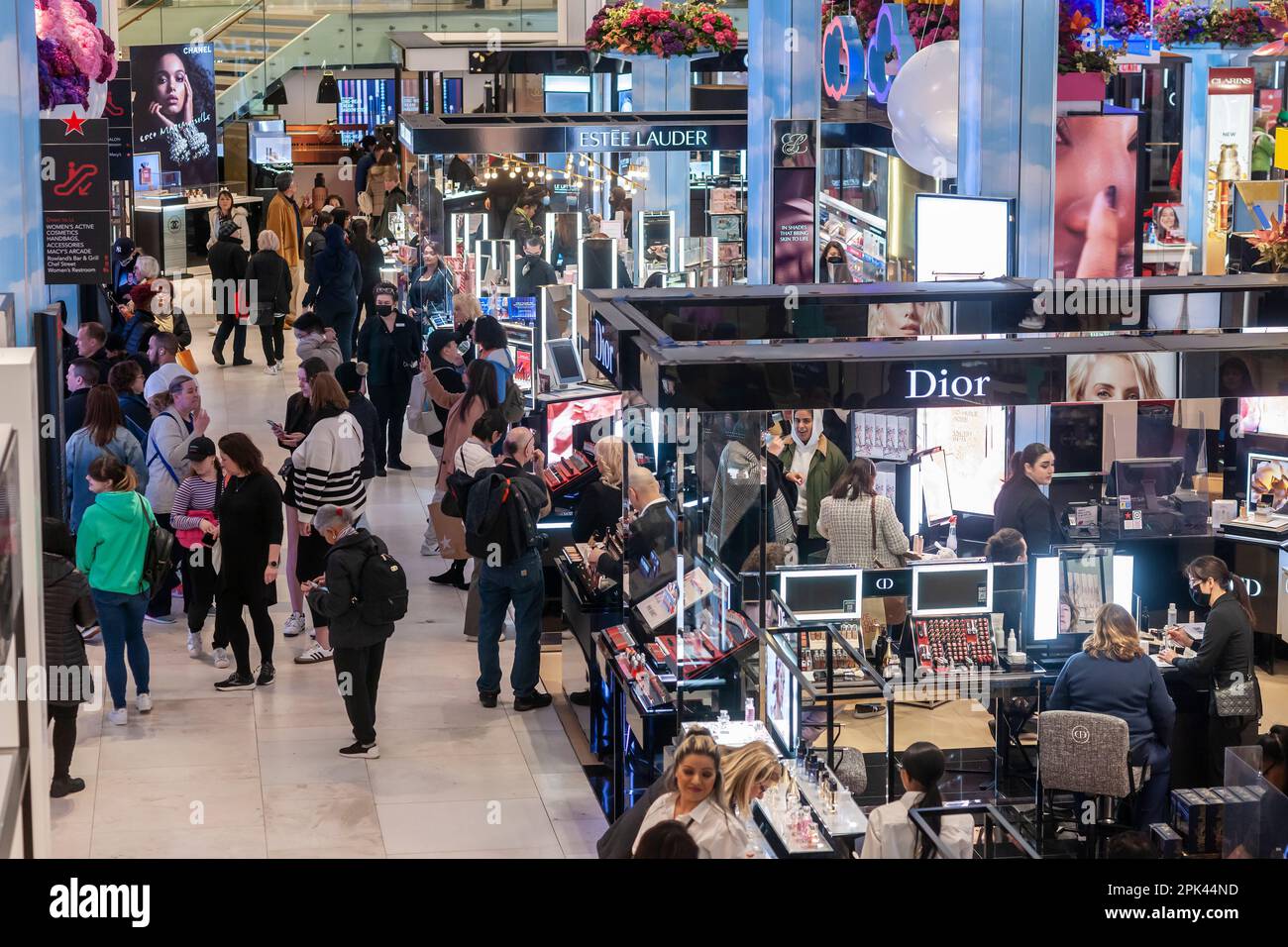 Les visiteurs descendent dans le grand magasin phare de Macy à Herald Square, New York, qui est décoré de compositions florales pour le spectacle de fleurs Macy's 2023, le dimanche d'ouverture, 26 mars 2023. Le spectacle se déroulera jusqu'à 10 avril. (© Richard B. Levine) Banque D'Images