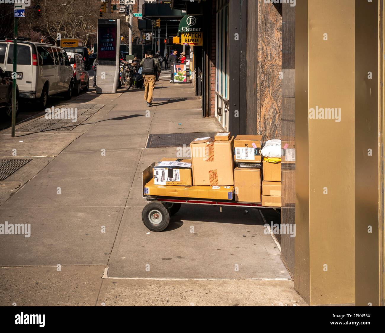 Une voiturette chargée de colis est apportée mercredi dans un immeuble d'appartements dans le quartier de Gramercy Park à New York, à 29 mars 2023. (© Richard B. Levine) Banque D'Images