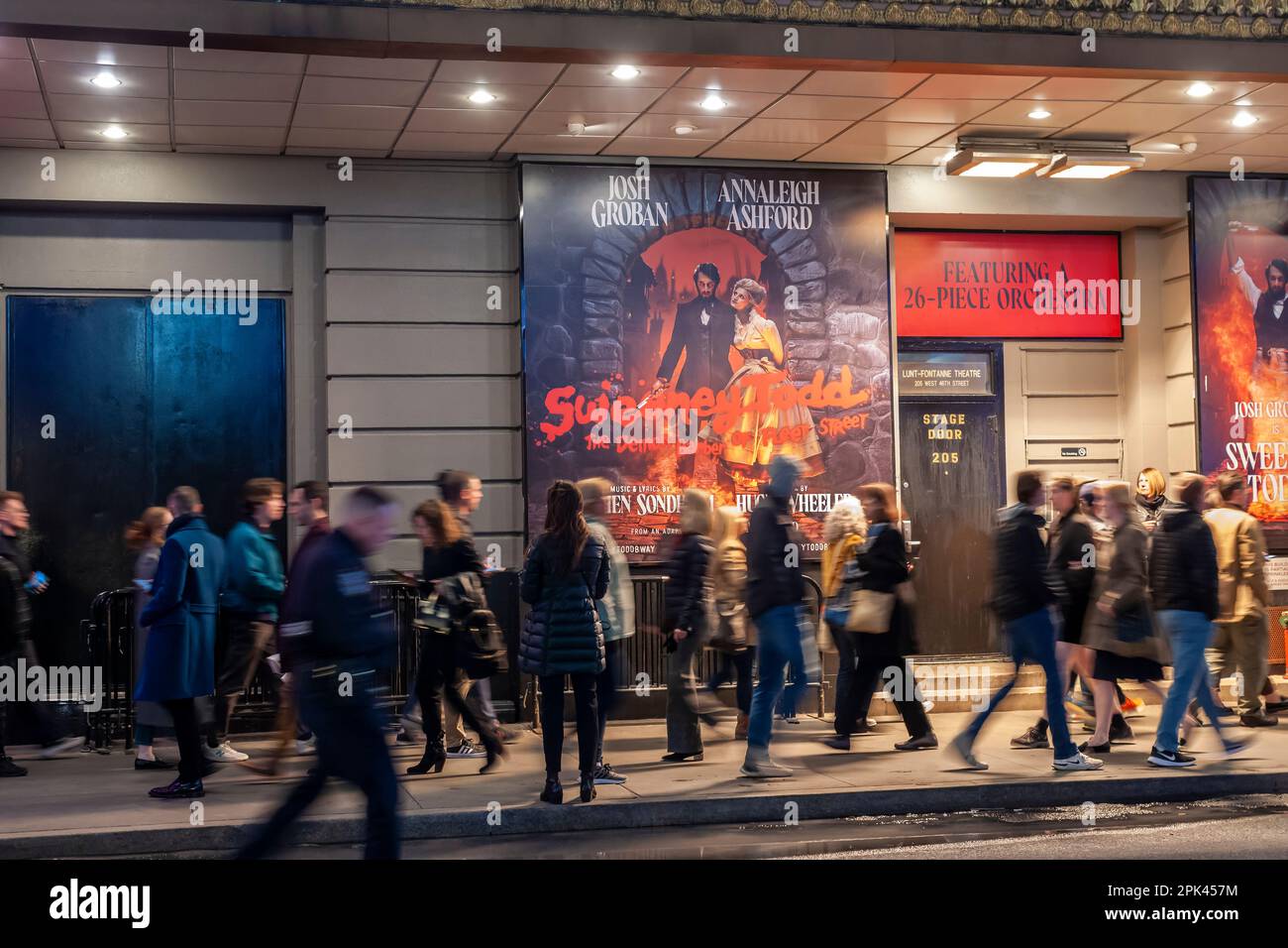 Theaterlovers a amarrer le Lunt-Fontanne Theatre dans le quartier des théâtres de New York pour y entrer pour voir la renaissance de “Sweeney Todd: Le démon Barber de Fleet Street” mercredi, 29 mars 2023. La comédie musicale Stephen Sondheim, bien reçue, a été créée sur Broadway en 1979 et il s'agit de sa première renaissance à Broadway. (© Richard B. Levine) Banque D'Images
