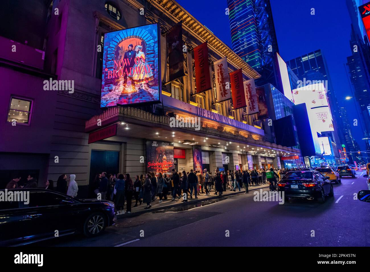 Theaterlovers a amarrer le Lunt-Fontanne Theatre dans le quartier des théâtres de New York pour y entrer pour voir la renaissance de “Sweeney Todd: Le démon Barber de Fleet Street” mercredi, 29 mars 2023. La comédie musicale Stephen Sondheim, bien reçue, a été créée sur Broadway en 1979 et il s'agit de sa première renaissance à Broadway. (© Richard B. Levine) Banque D'Images
