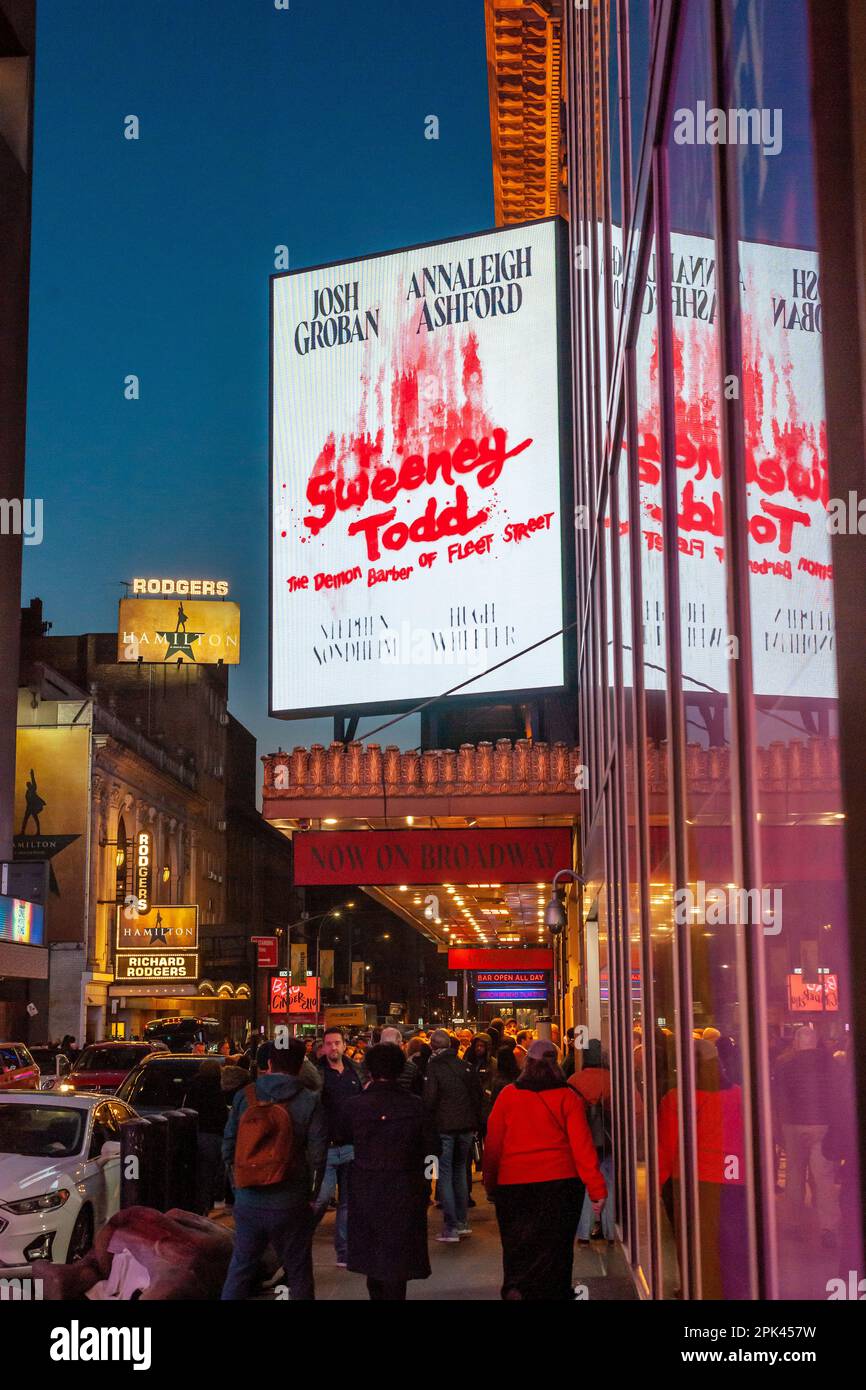 Theaterlovers a amarrer le Lunt-Fontanne Theatre dans le quartier des théâtres de New York pour y entrer pour voir la renaissance de “Sweeney Todd: Le démon Barber de Fleet Street” mercredi, 29 mars 2023. La comédie musicale Stephen Sondheim, bien reçue, a été créée sur Broadway en 1979 et il s'agit de sa première renaissance à Broadway. (© Richard B. Levine) Banque D'Images