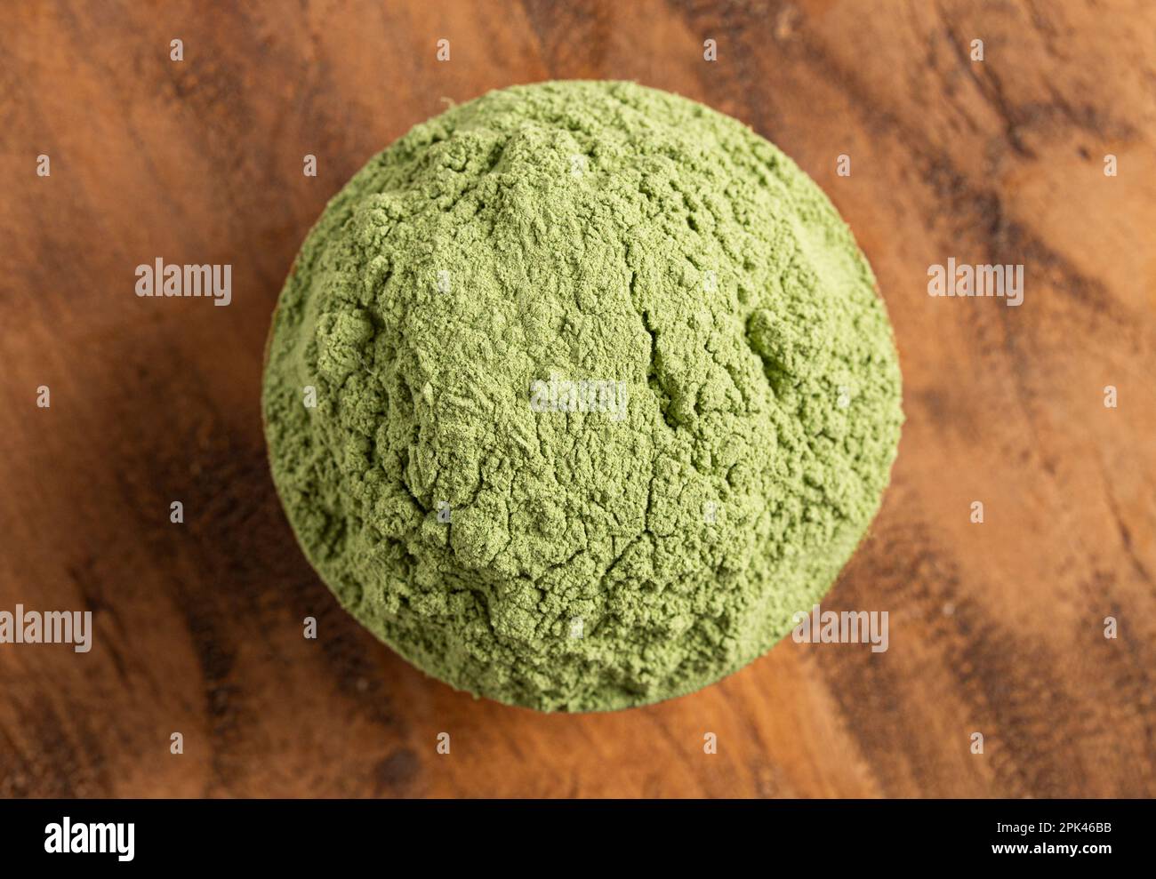 Bol de poudre de chou vert sur un comptoir en bois Banque D'Images